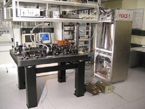  Relógio atômico FOCS-1 (Suíça). O primeiro dispositivo padrão de frequência, FOCS-1, um dos dispositivos mais precisos do mundo para medir o tempo. Ele está localizado em um laboratório do Escritório Federal de Metrologia Suíço (METAS), em Berna. 